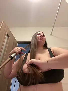 KarinaCelinne online show from May 28, 2026, 1:19 pm