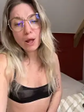 carlaaa online show from April 13, 2026, 8:14 pm