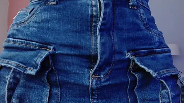 Snapshot of Ambar_Roux_ chatting on January 18, 2025, 1:40 pm Ambar Roux  online show from January 18, 2025, 1:40 pm