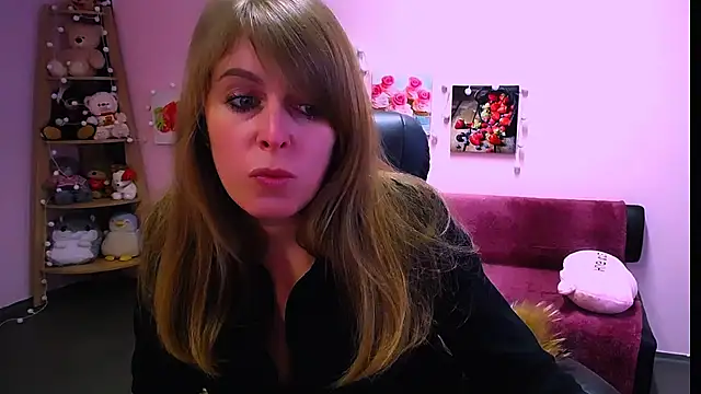 Hot Milady online show from February 12, 2026, 8:42 am