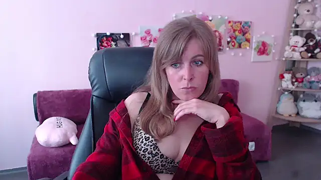 Hot Milady online show from May 19, 2026, 7:37 am