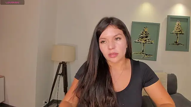 Snapshot of ValeriaRoldanX chatting on May 8, 2026, 6:35 pm ValeriaRoldanX online show from May 8, 2026, 6:35 pm