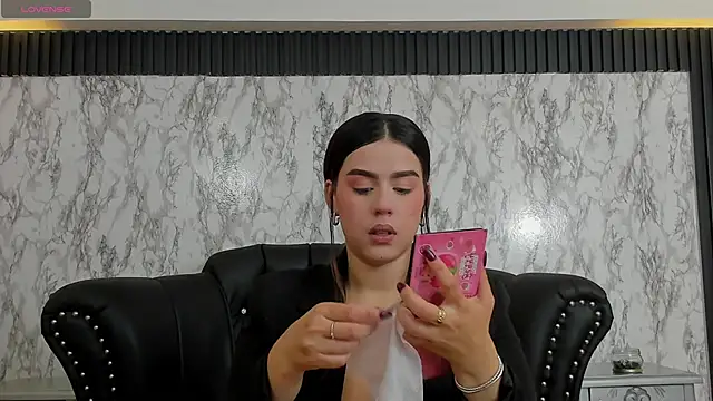 Snapshot of Miamontoya chatting on January 18, 2025, 2:44 pm Miamontoya online show from January 18, 2025, 2:44 pm