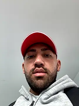 JuanZapata33 online show from December 2, 2024, 9:06 pm