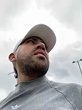 JuanZapata33 online show from December 21, 2024, 7:38 pm