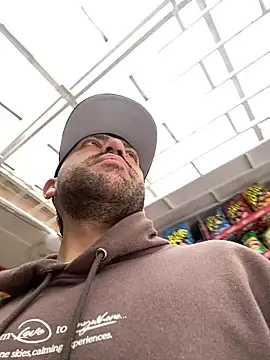 JuanZapata33 online show from February 3, 2025, 6:39 pm