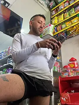 JuanZapata33 online show from April 28, 2026, 3:50 pm