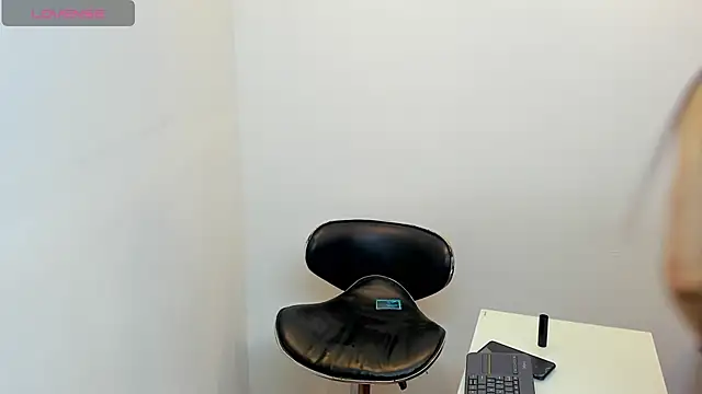 Snapshot of FRAN_DESS chatting on February 7, 2025, 8:10 pm FRAN DESS online show from February 7, 2025, 8:10 pm