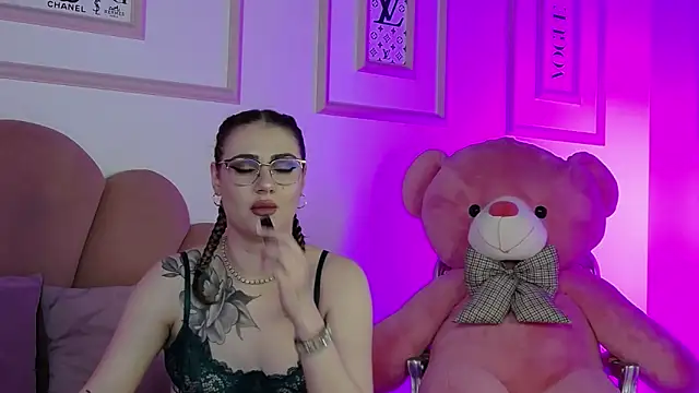 Abby  White online show from April 17, 2026, 4:32 pm