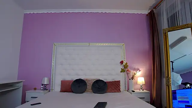 Lenna Paul online show from February 11, 2026, 5:12 am