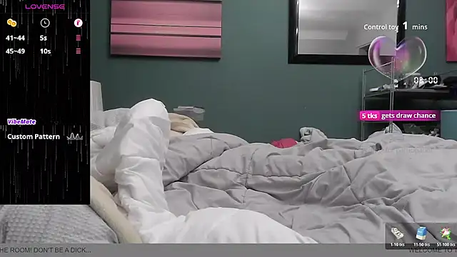 Snapshot of BondBroken chatting on October 28, 2025, 7:05 pm BondBroken online show from October 28, 2025, 7:05 pm