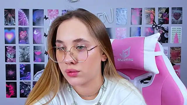 MiaMilas online show from February 7, 2025, 8:11 am