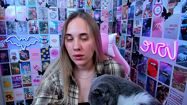 MiaMilas online show from October 13, 2025, 3:56 pm