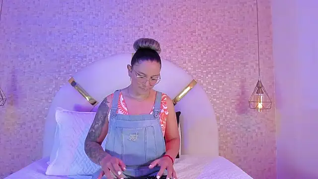 Snapshot of sophie_1 chatting on January 26, 2025, 10:02 pm sophie 1 online show from January 26, 2025, 10:02 pm