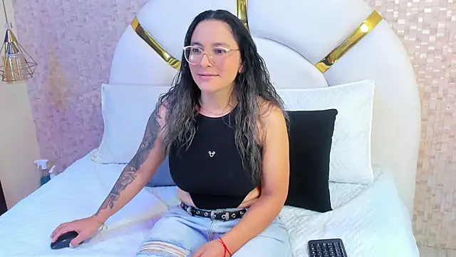 Snapshot of sophie_1 chatting on February 15, 2025, 3:31 am sophie 1 online show from February 15, 2025, 3:31 am