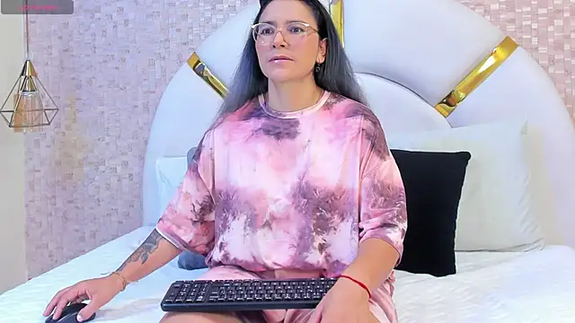 Snapshot of sophie_1 chatting on February 19, 2025, 3:06 am sophie 1 online show from February 19, 2025, 3:06 am