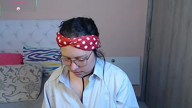 May Carlier online show from November 28, 2025, 2:14 am