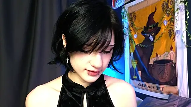 Snapshot of dark_vamp_ chatting on December 19, 2024, 10:21 pm dark vamp online show from December 19, 2024, 10:21 pm