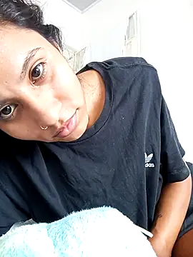 Snapshot of Karii-R chatting on November 17, 2025, 6:35 pm Karii-R online show from November 17, 2025, 6:35 pm