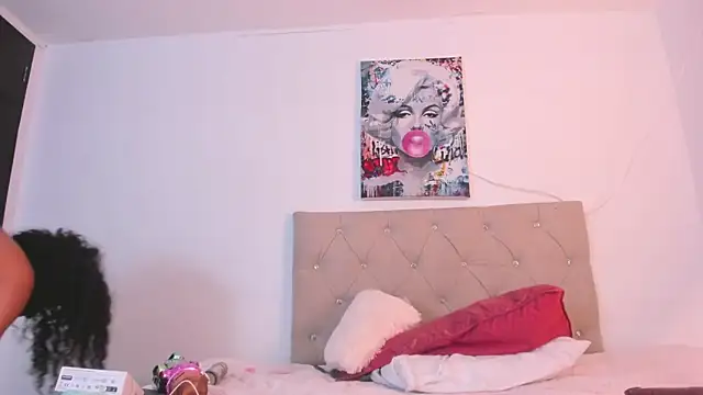 Milkdulce1 online show from February 21, 2025, 9:13 am