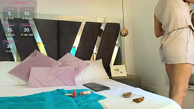 Milkdulce1 online show from September 11, 2025, 12:49 pm