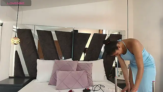 Milkdulce1 online show from November 26, 2025, 2:07 pm