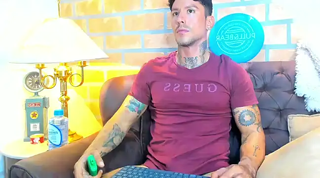 Snapshot of Dylanstonne chatting on February 28, 2025, 10:17 pm Dylanstonne online show from February 28, 2025, 10:17 pm