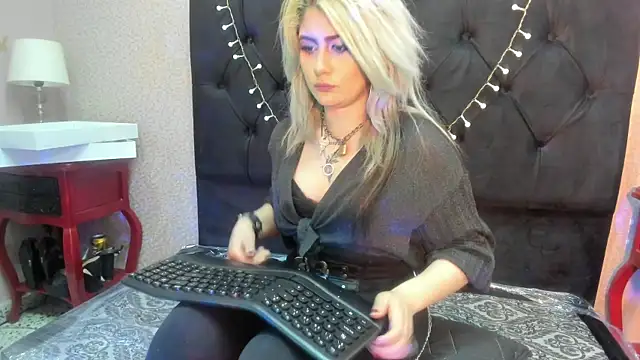HollyWould   online show from October 21, 2025, 6:08 pm