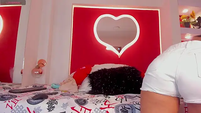 TabyJhonson online show from November 11, 2025, 1:22 pm