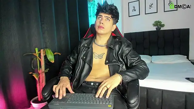 Snapshot of LyleBennett_ chatting on May 24, 2026, 1:05 pm LyleBennett online show from May 24, 2026, 1:05 pm