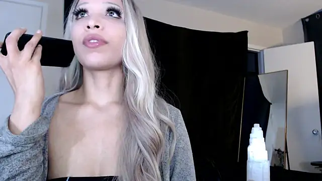 liadivina online show from February 27, 2025, 3:58 am