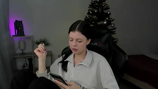 Snapshot of Este_Glen chatting on December 21, 2024, 11:13 pm Este Glen online show from December 21, 2024, 11:13 pm