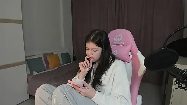 Snapshot of Este_Glen chatting on December 31, 2024, 12:54 am Este Glen online show from December 31, 2024, 12:54 am