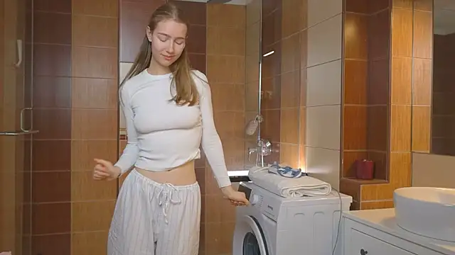 Snapshot of solar_bella chatting on January 3, 2025, 3:55 pm solar bella online show from January 3, 2025, 3:55 pm