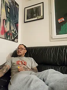 mileflav0r online show from December 5, 2025, 5:42 pm