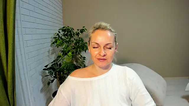 Snapshot of Alicee_Gracee chatting on February 2, 2025, 6:42 pm Alicee Gracee online show from February 2, 2025, 6:42 pm