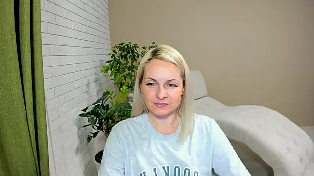 Snapshot of Alicee_Gracee chatting on February 3, 2025, 7:21 pm Alicee Gracee online show from February 3, 2025, 7:21 pm