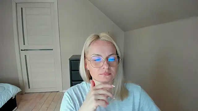 Snapshot of Alicee_Gracee chatting on February 15, 2025, 12:22 pm Alicee Gracee online show from February 15, 2025, 12:22 pm