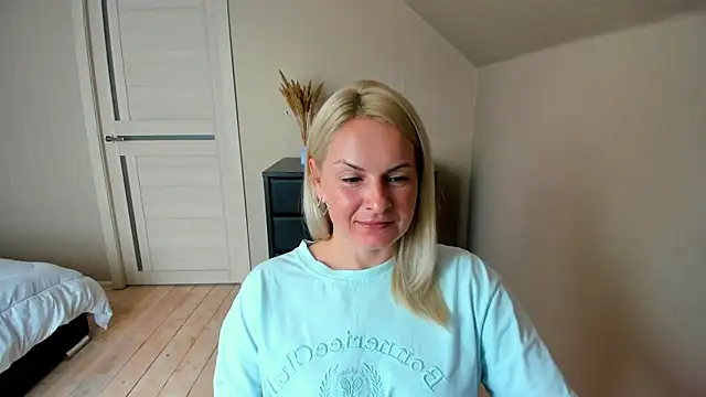 Snapshot of Alicee_Gracee chatting on October 13, 2025, 8:36 am Alicee Gracee online show from October 13, 2025, 8:36 am