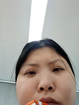 hello098712 online show from November 19, 2025, 3:28 am