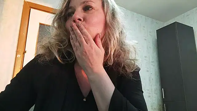 Snapshot of EdithManning chatting on May 11, 2026, 5:32 pm EdithManning online show from May 11, 2026, 5:32 pm