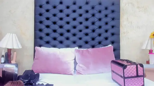 NahomiWhitel online show from November 20, 2025, 4:51 pm