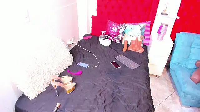 larafoxter online show from June 7, 2026, 3:32 am