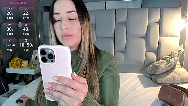 Snapshot of AliceSteel12 chatting on October 24, 2025, 11:01 pm AliceSteel12 online show from October 24, 2025, 11:01 pm