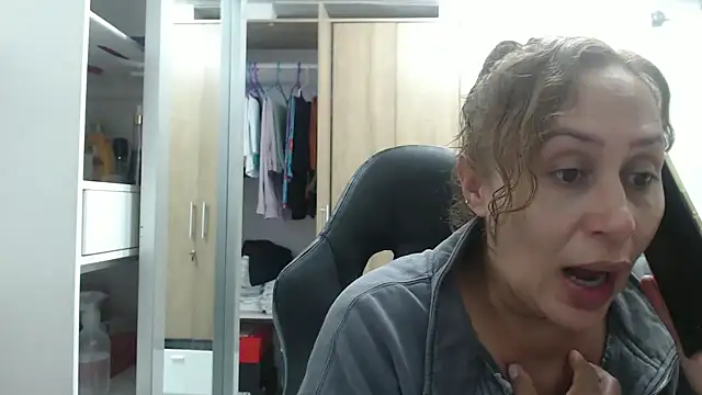 Snapshot of RoxanaLove9 chatting on March 8, 2025, 2:45 am RoxanaLove9 online show from March 8, 2025, 2:45 am