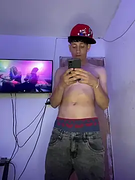 Snapshot of LatinBoysxxx chatting on March 12, 2025, 9:35 pm LatinBoysxxx online show from March 12, 2025, 9:35 pm