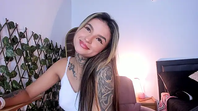 medussa13  online show from October 6, 2025, 1:08 pm