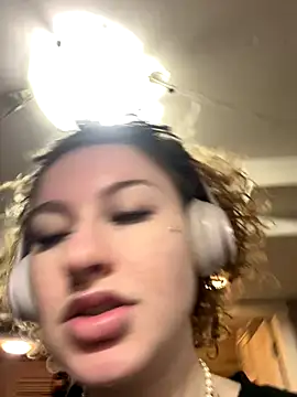 sluttysmiley online show from December 17, 2025, 4:07 am