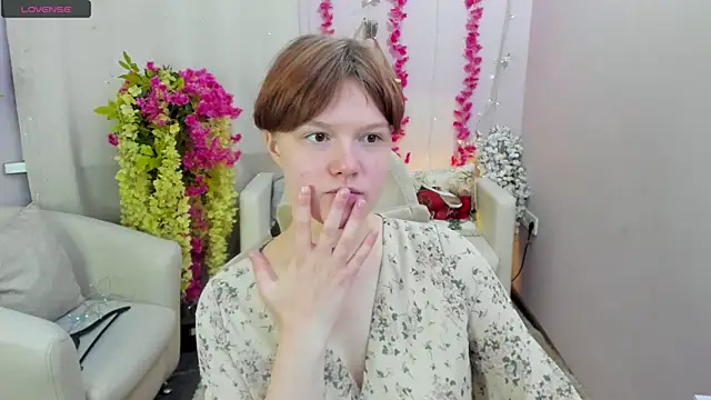 DreamyLuna online show from September 27, 2025, 8:03 pm