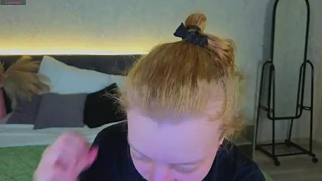 Michelle Blond online show from April 5, 2026, 9:39 am